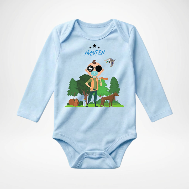 Hellblauer Baby Body langarm für Jungs mit Hunter Motiv, hochwertiger Babybody aus Baumwolle mit Wald und Tier Design von TIMMY &amp; MIMMY