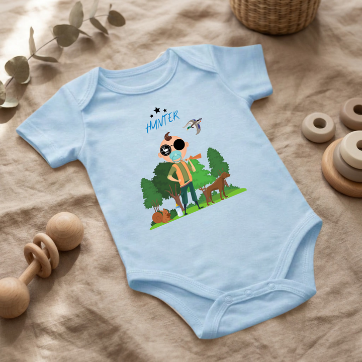 Hellblauer Baby Body für Jungs mit Hunter Design im Flat Lay, Baby Kleidung mit Naturmotiv und Tieren, Geschenkidee für Babys von der Baby und Kleinkind- Brand TIMMY &amp; MIMMY