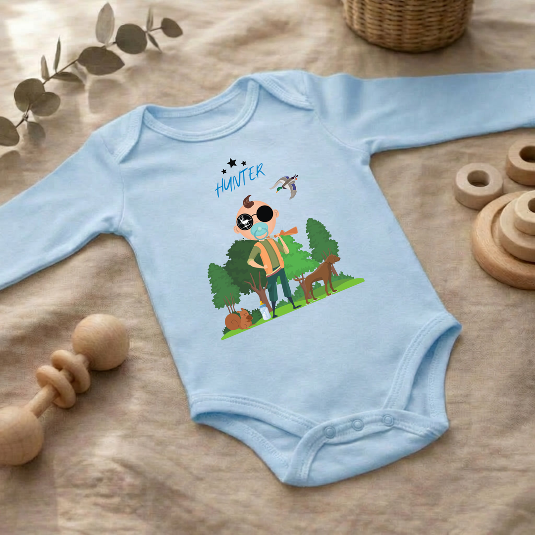 Hellblauer Baby Body langarm für Jungs im Flat Lay mit Hunter Design, Baby Kleidung für Herbst und Winter mit Jagd- und Naturmotiv und Tieren von TIMMY &amp; MIMMY