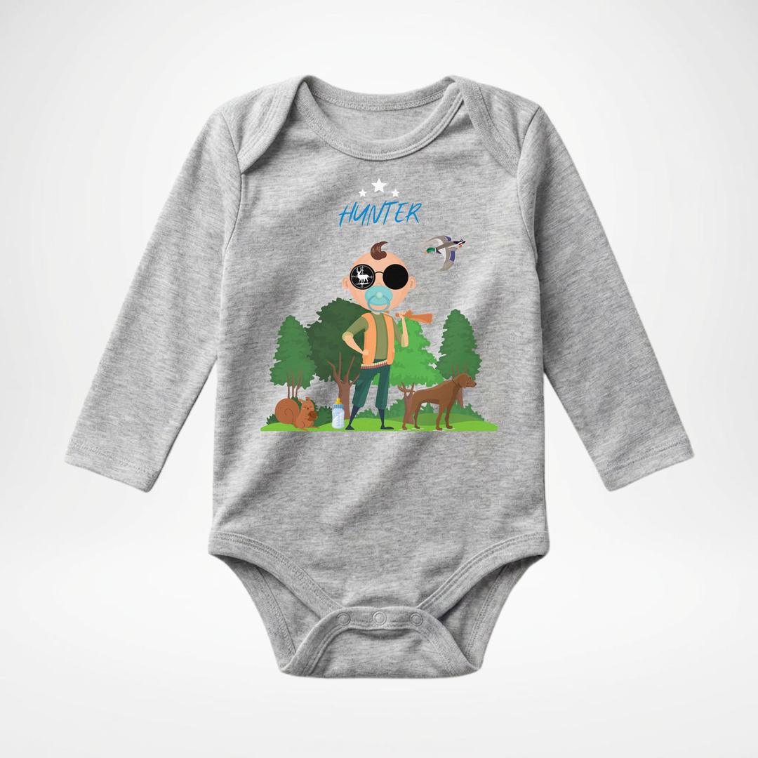 Hellgrauer Baby Body langarm für Jungs mit Hunter Motiv, hochwertiger Babybody aus Baumwolle mit Wald und Tier Design von TIMMY &amp; MIMMY