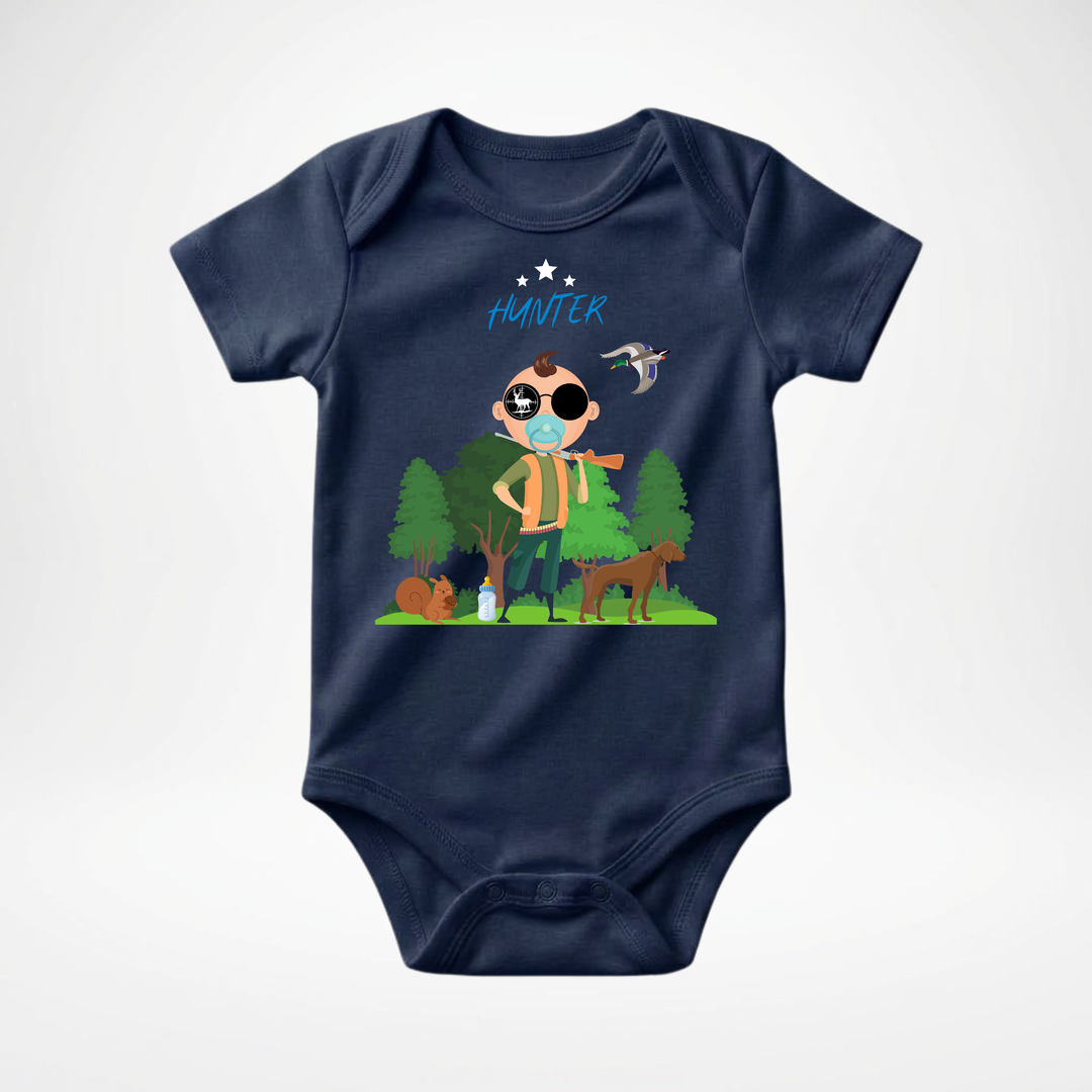 Navy blauer Baby Body kurzarm für Jungs mit Hunter Motiv, cooler Babybody aus Baumwolle mit Wald und Tier Design der Baby-&amp; Kleinkind- Marke TIMMY &amp; MIMMY