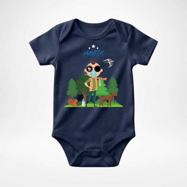 Navy blauer Baby Body kurzarm für Jungs mit Hunter Motiv, cooler Babybody aus Baumwolle mit Wald und Tier Design der Baby-&amp; Kleinkind- Marke TIMMY &amp; MIMMY