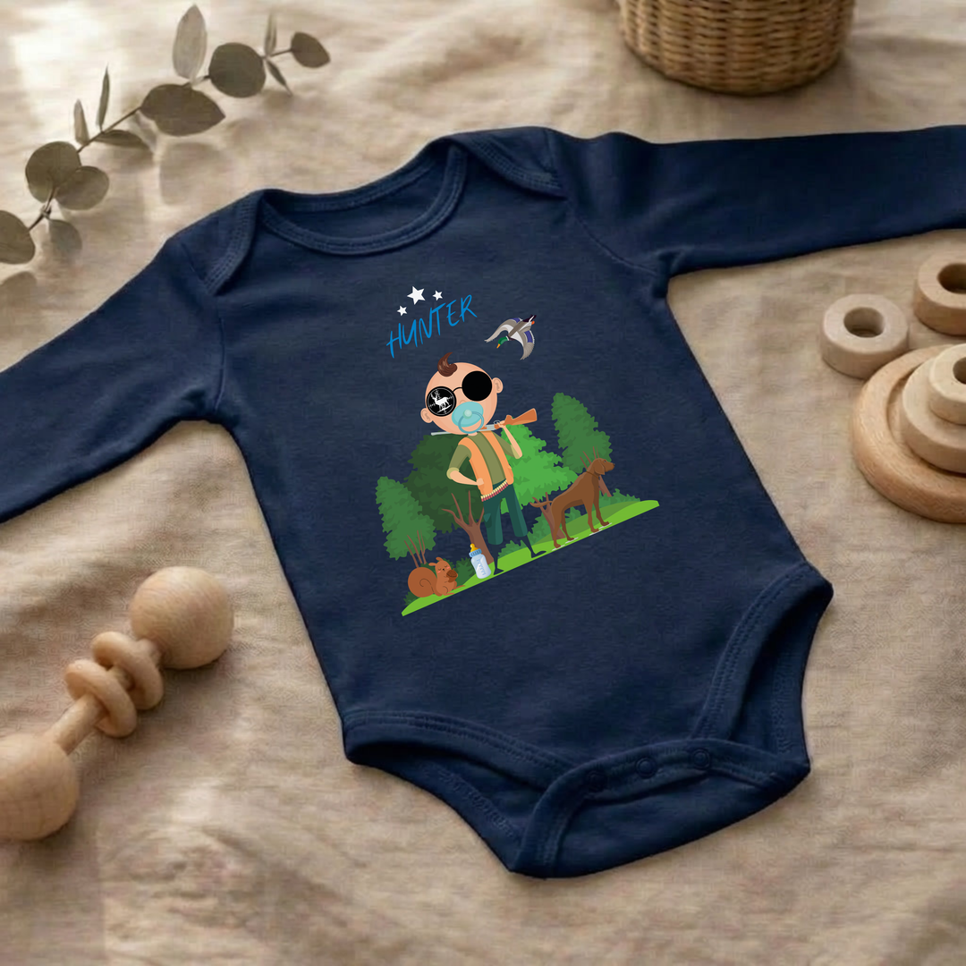 Navy blauer Baby Body langarm für Jungs im Flat Lay mit Hunter Design, Baby Kleidung für Herbst und Winter mit Jagd- und Naturmotiv und Tieren von TIMMY &amp; MIMMY
