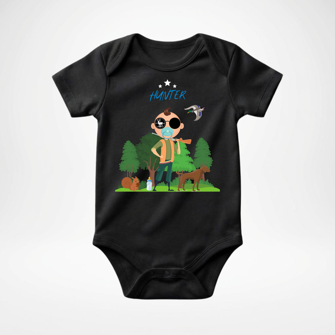 Schwarzer Baby Body kurzarm für Jungs mit Hunter Motiv, cooler Babybody aus Baumwolle mit Wald und Tier Design der Baby-&amp; Kleinkind- Marke TIMMY &amp; MIMMY