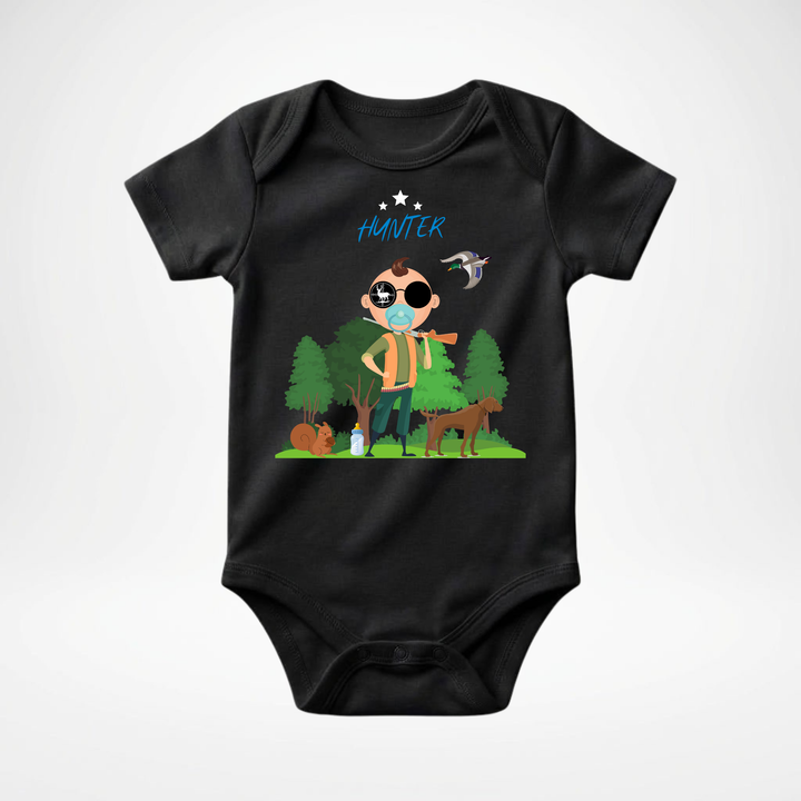Schwarzer Baby Body kurzarm für Jungs mit Hunter Motiv, cooler Babybody aus Baumwolle mit Wald und Tier Design der Baby-&amp; Kleinkind- Marke TIMMY &amp; MIMMY