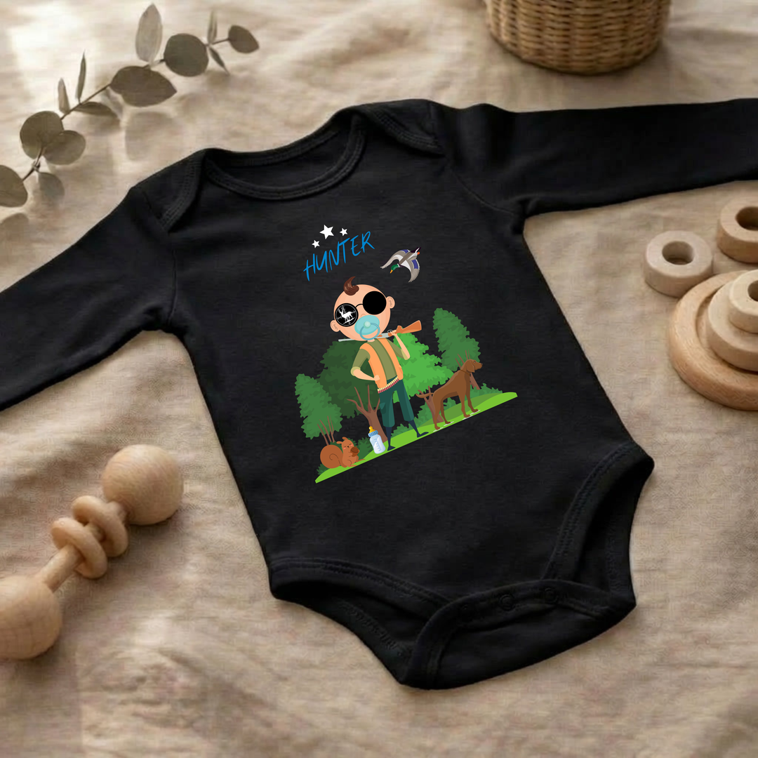 Schwarzer Baby Body langarm für Jungs im Flat Lay mit Hunter Design, Baby Kleidung für Herbst und Winter mit Jagd- und Naturmotiv und Tieren von TIMMY &amp; MIMMY