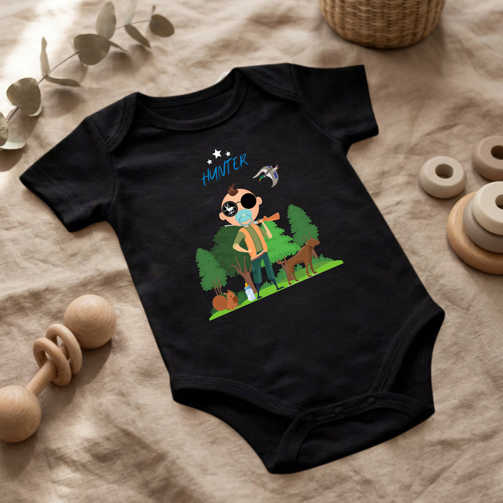 Schwarzer Baby Body für Jungs mit Hunter Design im Flat Lay, Baby Kleidung mit Naturmotiv und Tieren, Geschenkidee für Babys von der Baby und Kleinkind- Brand TIMMY &amp; MIMMY