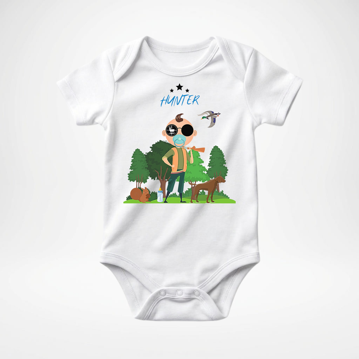 Weißer Baby Body kurzarm für Jungs mit Hunter Motiv, cooler Babybody aus Baumwolle mit Wald und Tier Design der Baby-&amp; Kleinkind- Marke TIMMY &amp; MIMMY