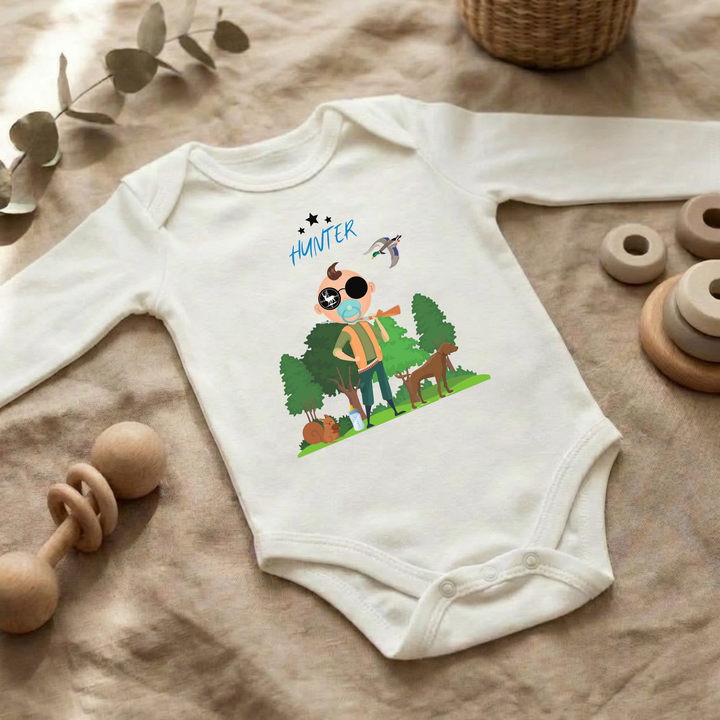 Weißer Baby Body langarm für Jungs im Flat Lay mit Hunter Design, Baby Kleidung für Herbst und Winter mit Jagd- und Naturmotiv und Tieren von TIMMY &amp; MIMMY