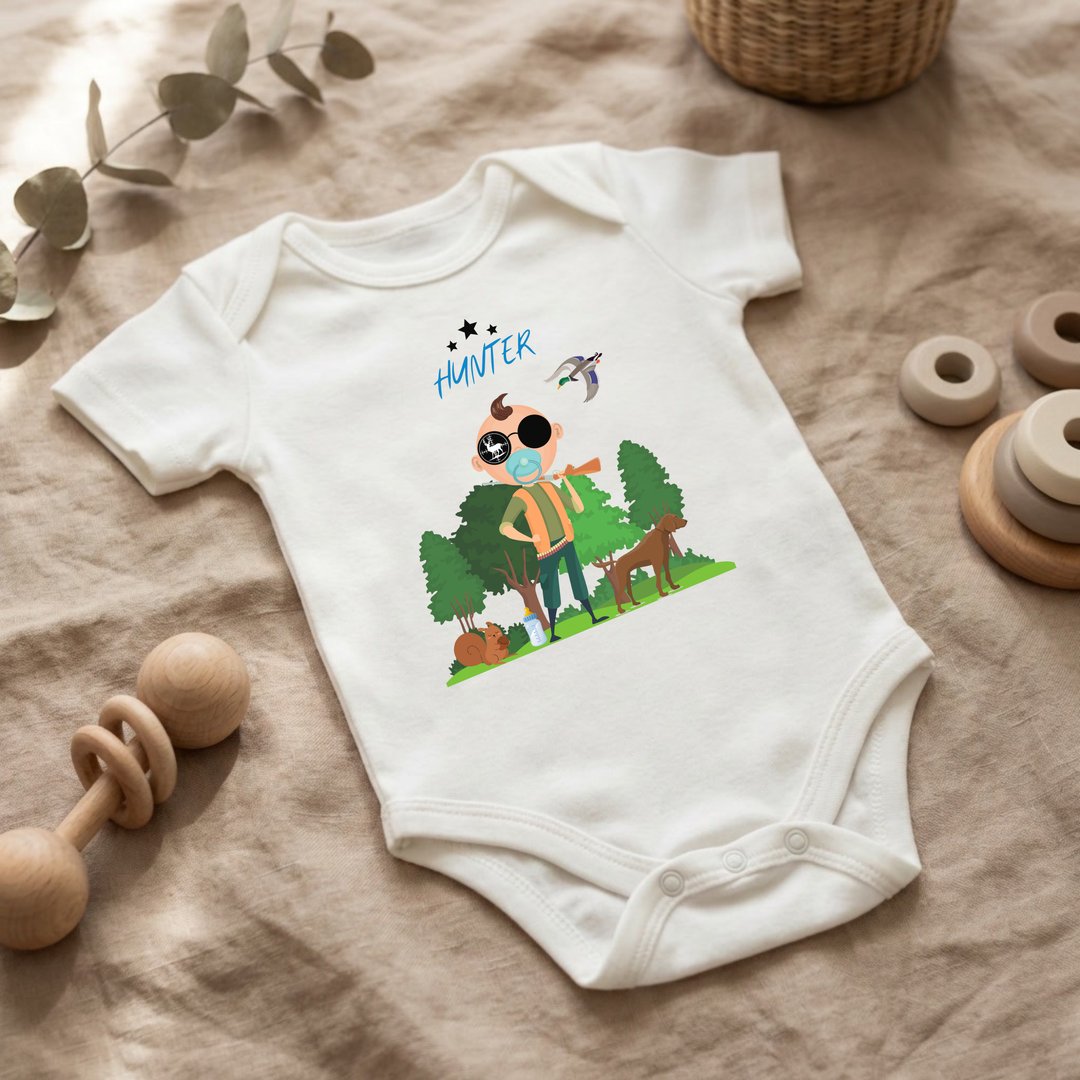 Weißer Baby Body für Jungs mit Hunter Design im Flat Lay, Baby Kleidung mit Naturmotiv und Tieren, Geschenkidee für Babys von der Baby und Kleinkind- Brand TIMMY &amp; MIMMY