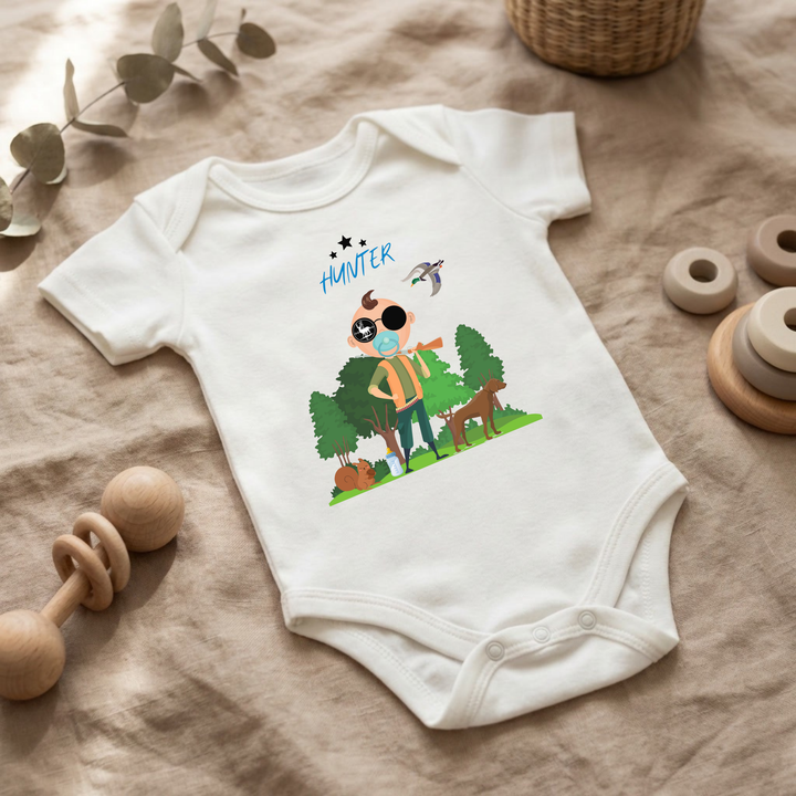 Weißer Baby Body für Jungs mit Hunter Design im Flat Lay, Baby Kleidung mit Naturmotiv und Tieren, Geschenkidee für Babys von der Baby und Kleinkind- Brand TIMMY &amp; MIMMY