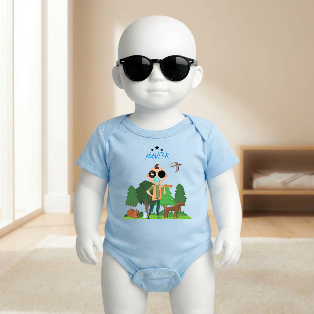 Baby Body hellblau für Jungs mit Hunter Motiv am Baby- Mannequin getragen, stylischer Babybody mit Wald und Tier Design für kleine Entdecker von der Baby- und Kindermarke TIMMY &amp; MIMMY