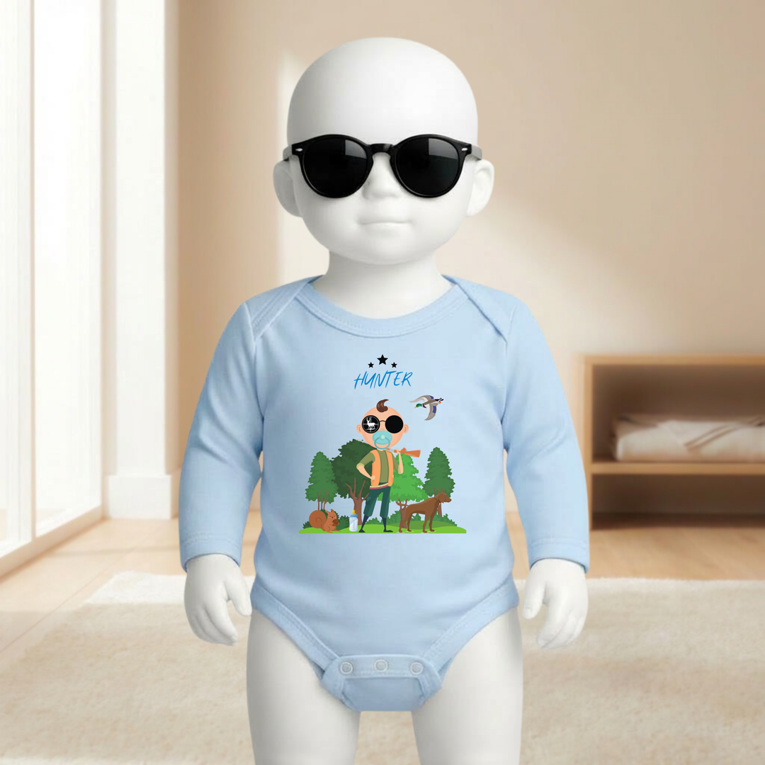 Baby Body hellblau langarm für Jungs am Mannequin getragen, stylischer Babybody mit Hunter Motiv und Wald Design für kleine Jäger von TIMMY &amp; MIMMY