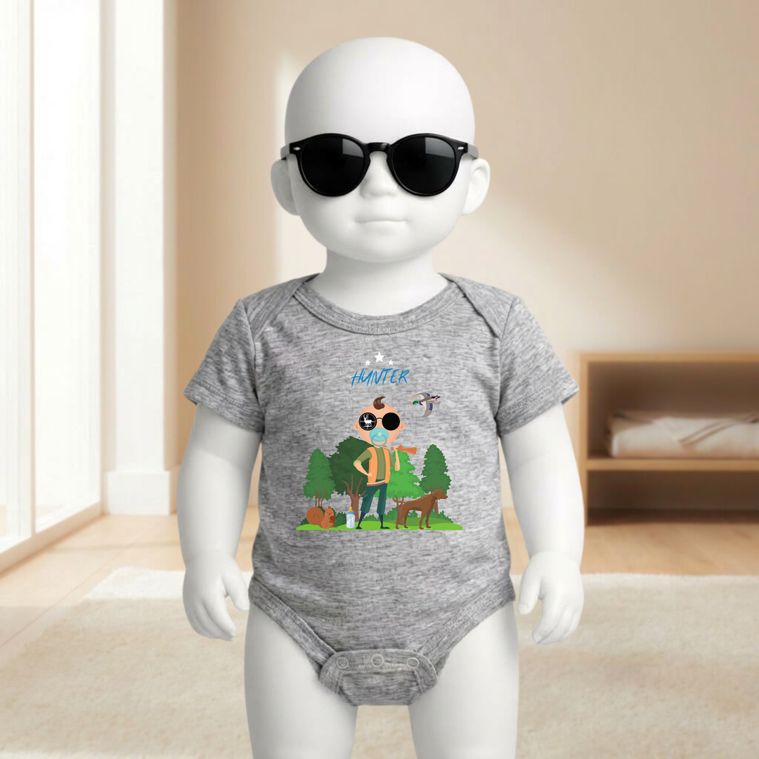 Baby Body hellgrau für Jungs mit Hunter Motiv am Baby- Mannequin getragen, stylischer Babybody mit Wald und Tier Design für kleine Entdecker von der Baby- und Kindermarke TIMMY &amp; MIMMY