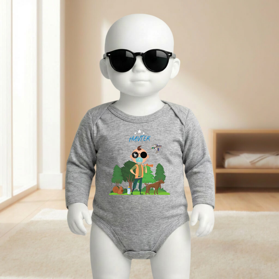 Baby Body hellgrau langarm für Jungs am Mannequin getragen, stylischer Babybody mit Hunter Motiv und Wald Design für kleine Jäger von TIMMY &amp; MIMMY
