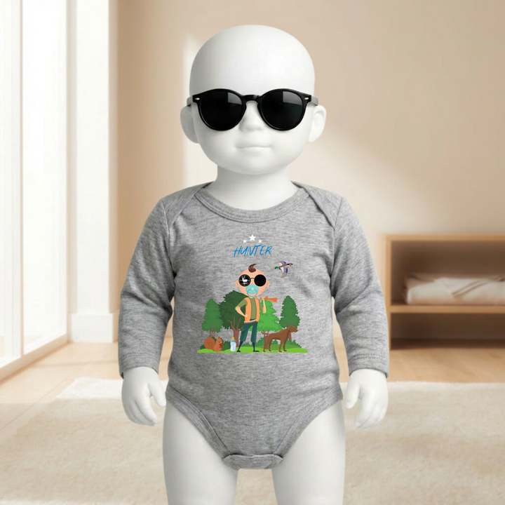 Baby Body hellgrau langarm für Jungs am Mannequin getragen, stylischer Babybody mit Hunter Motiv und Wald Design für kleine Jäger von TIMMY &amp; MIMMY