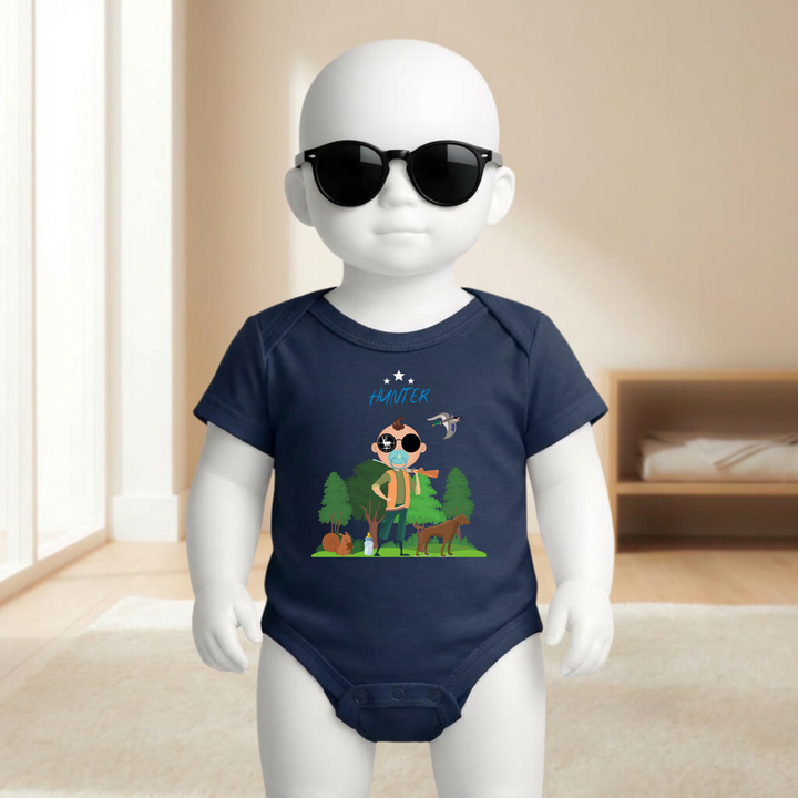 Baby Body navy blau für Jungs mit Hunter Motiv am Baby- Mannequin getragen, stylischer Babybody mit Wald und Tier Design für kleine Entdecker von der Baby- und Kindermarke TIMMY &amp; MIMMY