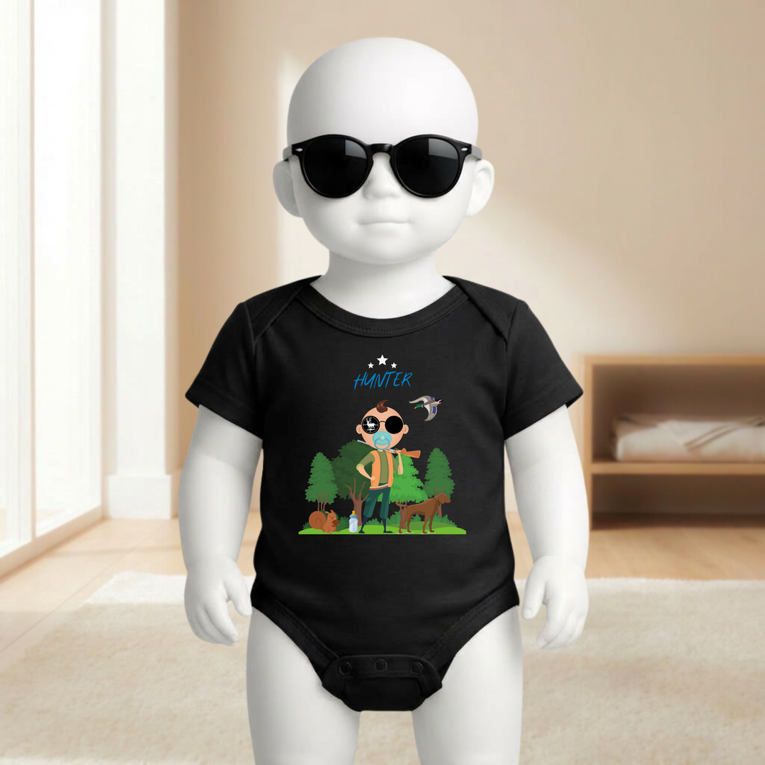 Baby Body schwarz für Jungs mit Hunter Motiv am Baby- Mannequin getragen, stylischer Babybody mit Wald und Tier Design für kleine Entdecker von der Baby- und Kindermarke TIMMY &amp; MIMMY