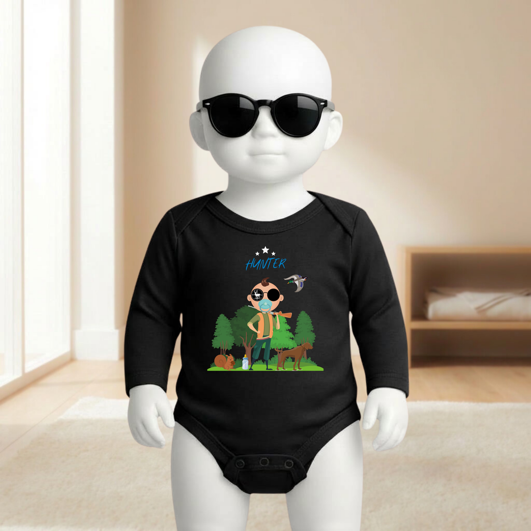 Baby Body schwarz langarm für Jungs am Mannequin getragen, stylischer Babybody mit Hunter Motiv und Wald Design für kleine Jäger von TIMMY &amp; MIMMY