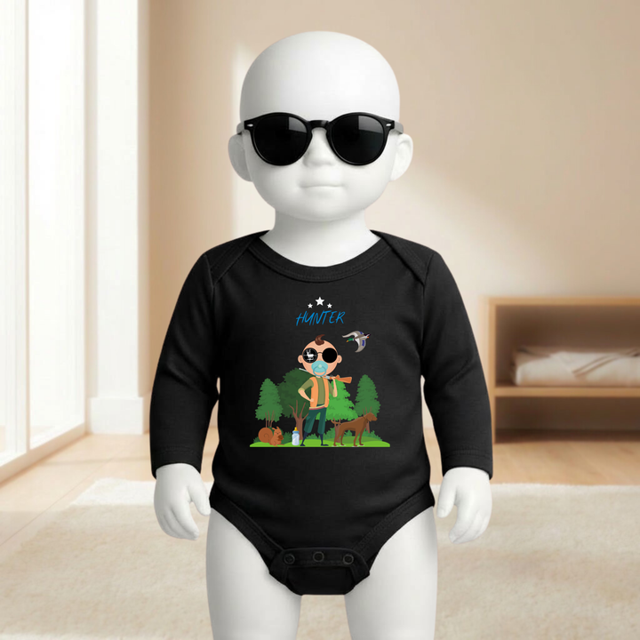 Baby Body schwarz langarm für Jungs am Mannequin getragen, stylischer Babybody mit Hunter Motiv und Wald Design für kleine Jäger von TIMMY &amp; MIMMY