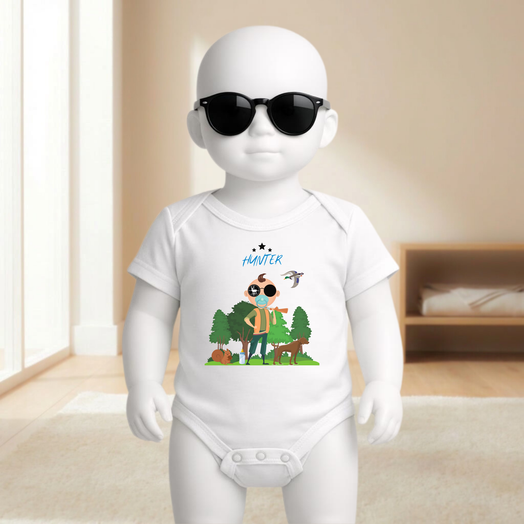 Baby Body weiß für Jungs mit Hunter Motiv am Baby- Mannequin getragen, stylischer Babybody mit Wald und Tier Design für kleine Entdecker von der Baby- und Kindermarke TIMMY &amp; MIMMY