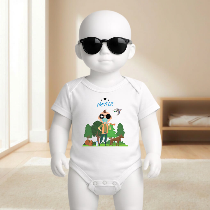 Baby Body weiß für Jungs mit Hunter Motiv am Baby- Mannequin getragen, stylischer Babybody mit Wald und Tier Design für kleine Entdecker von der Baby- und Kindermarke TIMMY &amp; MIMMY