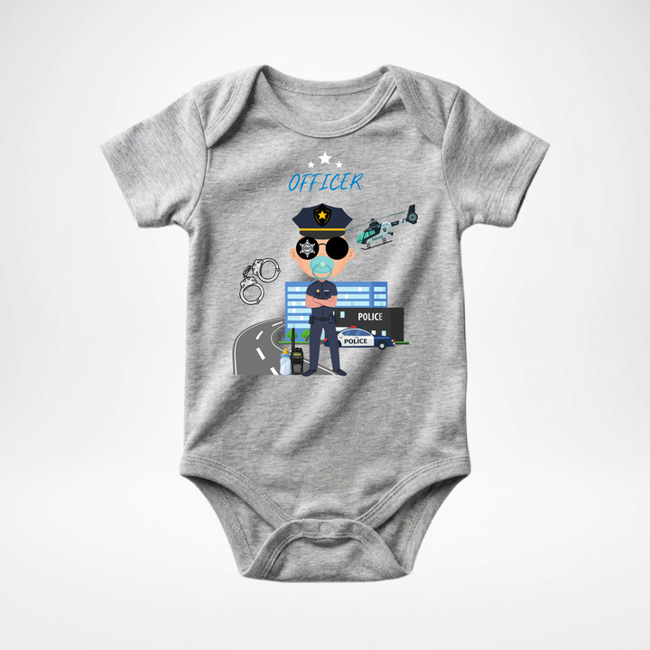 Hellgrauer Baby Body kurzarm für Jungs mit Officer Motiv, cooler Babybody aus Baumwolle mit Polizei- Design der Baby-&amp; Kleinkind- Marke TIMMY &amp; MIMMY