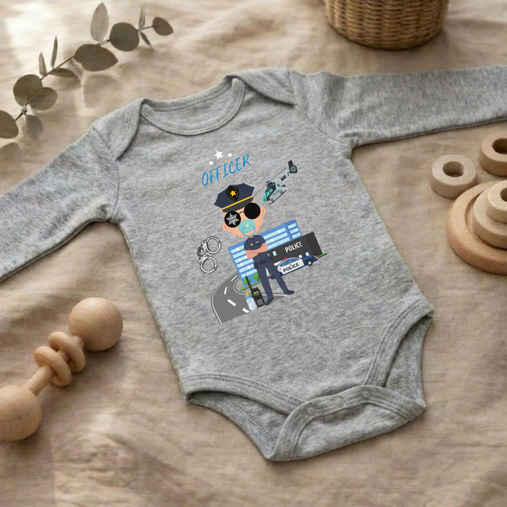 Hellgrauer Baby Body langarm für Jungs im Flat Lay mit Polizei- Design, Baby Kleidung für Herbst und Winter mit Police Officer- Motiv von TIMMY &amp; MIMMY