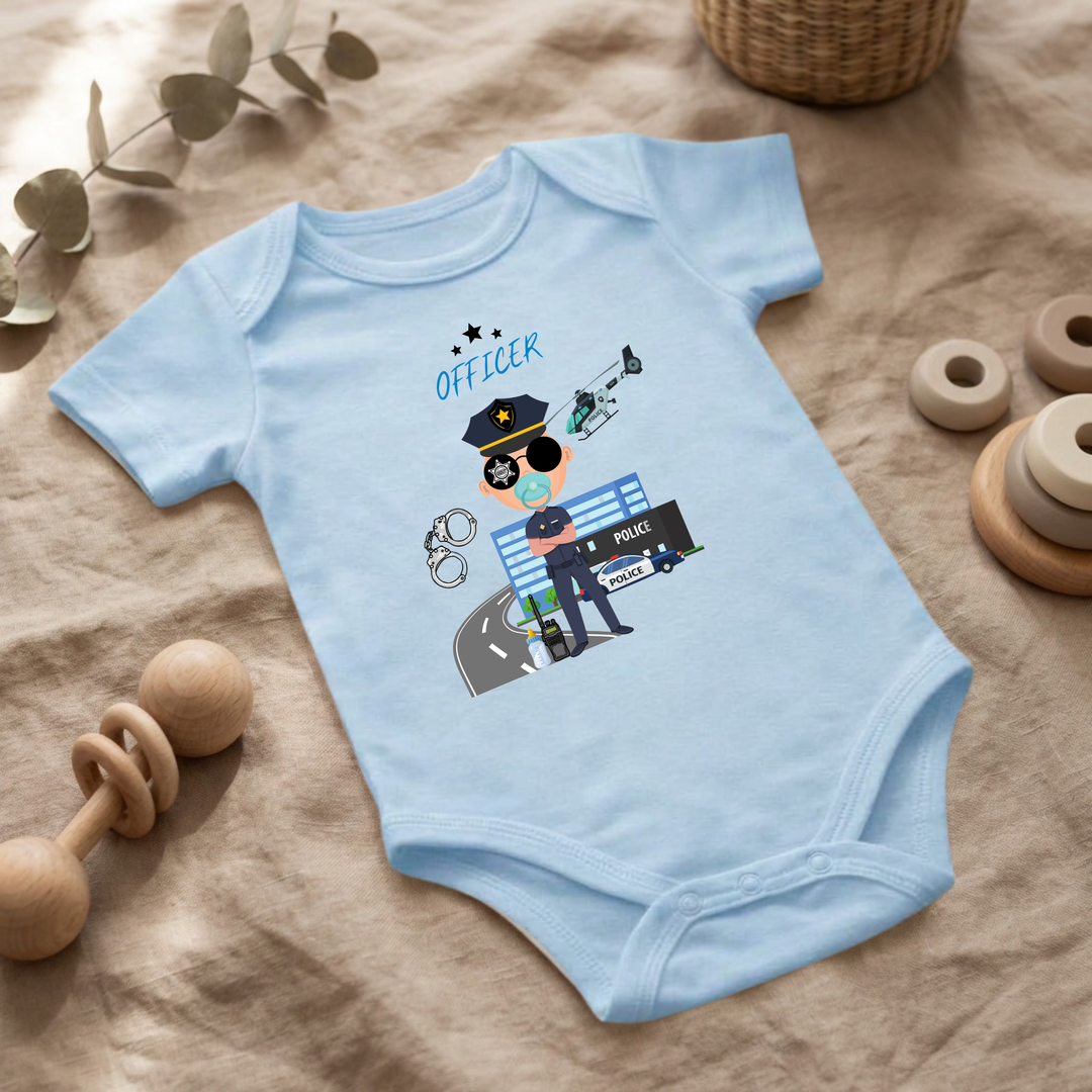 Hellblauer Baby Body für Jungs mit Polizei- Design im Flat Lay, Baby Kleidung mit Police- Officer- Motiv, Geschenkidee für Babys von der Baby und Kleinkind- Brand TIMMY &amp; MIMMY
