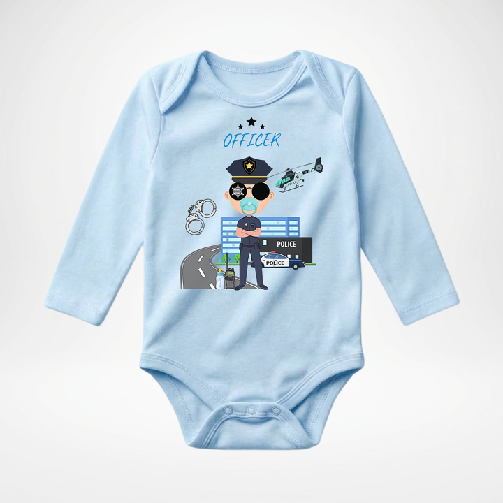 Hellblauer Baby Body langarm für Jungs mit Officer Motiv, hochwertiger Babybody aus Baumwolle mit Polizei- Design von TIMMY &amp; MIMMY