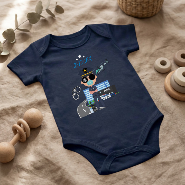 Navy blauer Baby Body für Jungs mit Polizei- Design im Flat Lay, Baby Kleidung mit Police- Officer- Motiv, Geschenkidee für Babys von der Baby und Kleinkind- Brand TIMMY &amp; MIMMY
