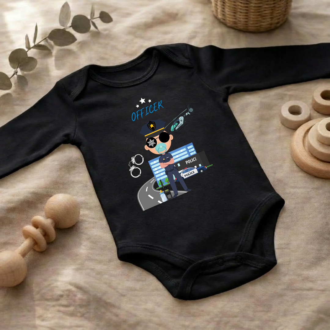 Schwarzer Baby Body langarm für Jungs im Flat Lay mit Polizei- Design, Baby Kleidung für Herbst und Winter mit Police Officer- Motiv von TIMMY &amp; MIMMY