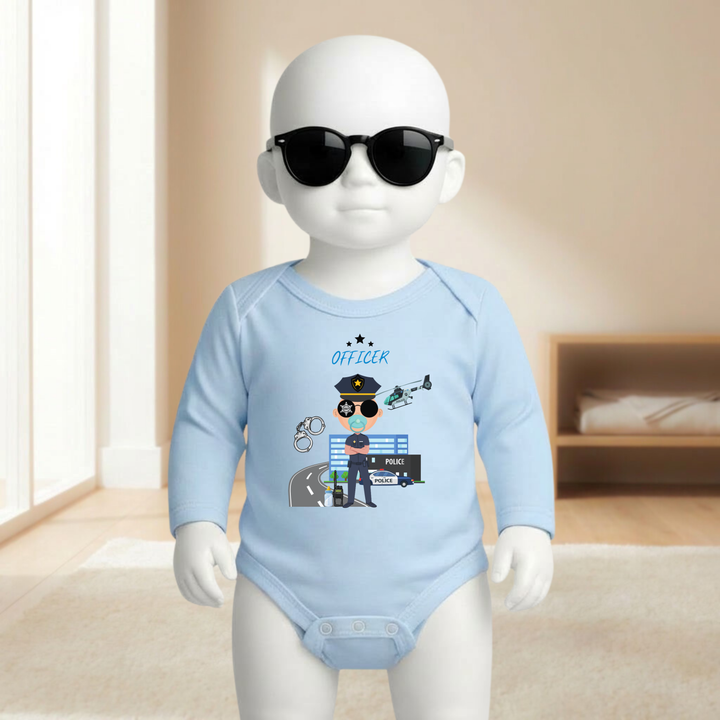 Baby Body hellblau langarm für Jungs mit Polizei- Motiv am Mannequin getragen, stylischer Babybody mit Officer- Design für kleine Polizisten von TIMMY &amp; MIMMY