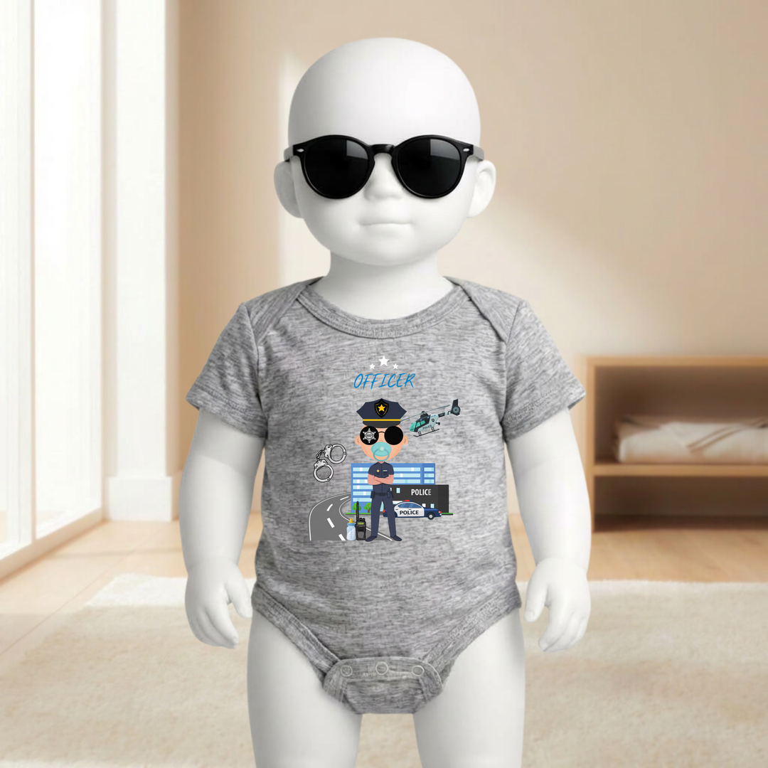 Baby Body hellgrau für Jungs mit Polizei- Motiv am Baby- Mannequin getragen, stylischer Babybody mit Polizisten- Design für kleine Draufgänger von der Baby- und Kindermarke TIMMY &amp; MIMMY