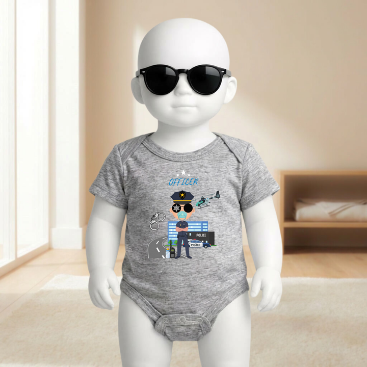 Baby Body hellgrau für Jungs mit Polizei- Motiv am Baby- Mannequin getragen, stylischer Babybody mit Polizisten- Design für kleine Draufgänger von der Baby- und Kindermarke TIMMY &amp; MIMMY