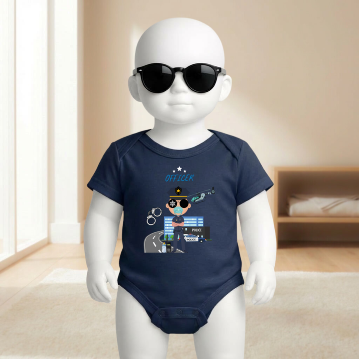 Baby Body navy blau für Jungs mit Polizei- Motiv am Baby- Mannequin getragen, stylischer Babybody mit Polizisten- Design für kleine Draufgänger von der Baby- und Kindermarke TIMMY &amp; MIMMY