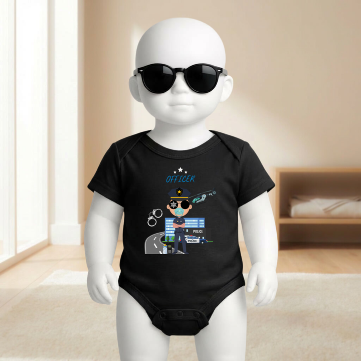 Baby Body schwarz für Jungs mit Polizei- Motiv am Baby- Mannequin getragen, stylischer Babybody mit Polizisten- Design für kleine Draufgänger von der Baby- und Kindermarke TIMMY &amp; MIMMY