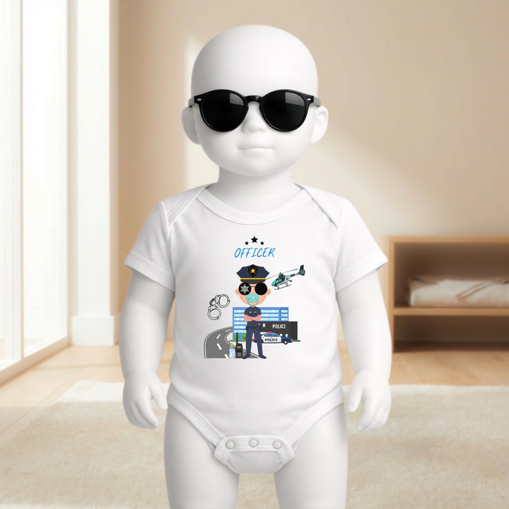 Baby Body weiß für Jungs mit Polizei- Motiv am Baby- Mannequin getragen, stylischer Babybody mit Polizisten- Design für kleine Draufgänger von der Baby- und Kindermarke TIMMY &amp; MIMMY
