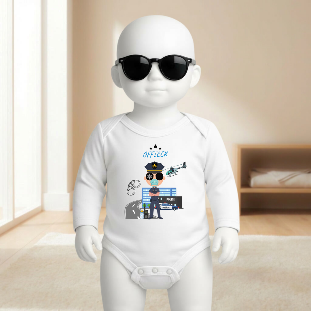 Baby Body weiß langarm für Jungs mit Polizei- Motiv am Mannequin getragen, stylischer Babybody mit Officer- Design für kleine Polizisten von TIMMY &amp; MIMMY