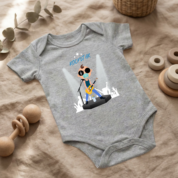 Hellgrauer Baby Body für Jungs mit Rockstar Design im Flat Lay, Baby Kleidung mit Rock and Roll Motiv, Geschenkidee für Babys von der Baby und Kleinkind- Brand TIMMY &amp; MIMMY
