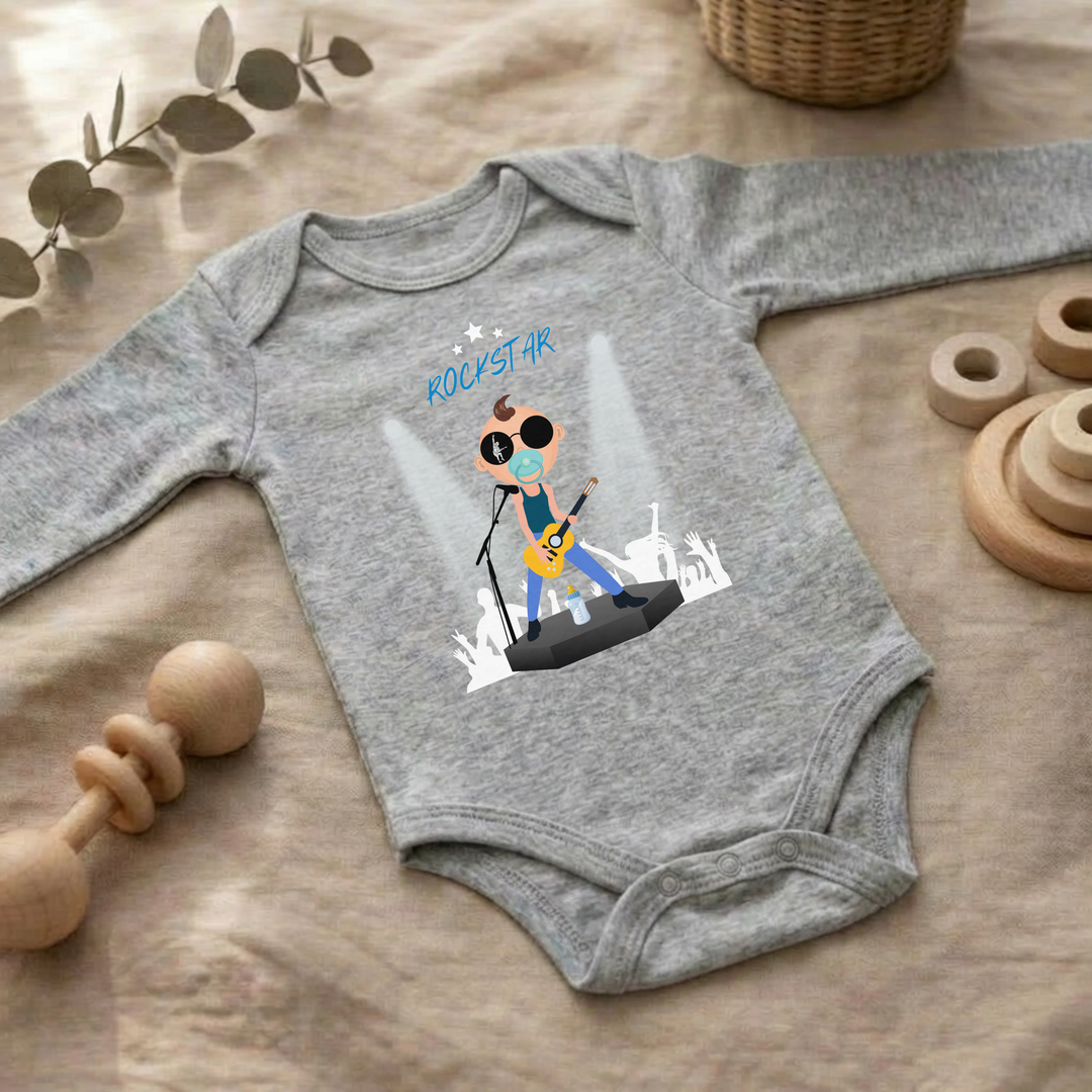 Hellgrauer Baby Body langarm für Jungs im Flat Lay mit Rockstar Design, Baby Kleidung für Herbst und Winter mit Rock and Roll Motiv von TIMMY &amp; MIMMY