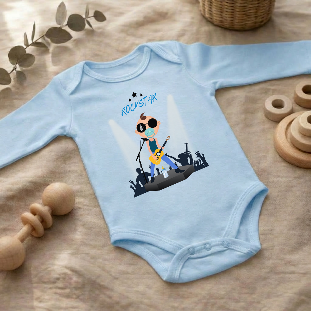 Hellblauer Baby Body langarm für Jungs im Flat Lay mit Rockstar Design, Baby Kleidung für Herbst und Winter mit Rock and Roll Motiv von TIMMY &amp; MIMMY