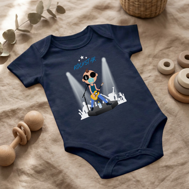 Navy blauer Baby Body für Jungs mit Rockstar Design im Flat Lay, Baby Kleidung mit Rock and Roll Motiv, Geschenkidee für Babys von der Baby und Kleinkind- Brand TIMMY &amp; MIMMY