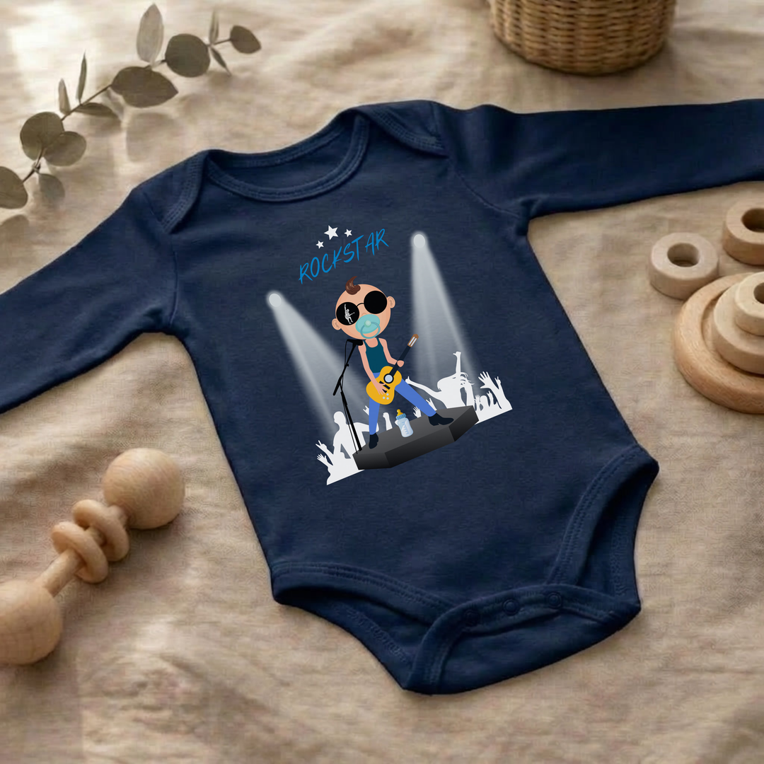 Navy blauer Baby Body langarm für Jungs im Flat Lay mit Rockstar Design, Baby Kleidung für Herbst und Winter mit Rock and Roll Motiv von TIMMY &amp; MIMMY