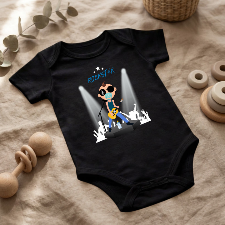 Schwarzer Baby Body für Jungs mit Rockstar Design im Flat Lay, Baby Kleidung mit Rock and Roll Motiv, Geschenkidee für Babys von der Baby und Kleinkind- Brand TIMMY &amp; MIMMY