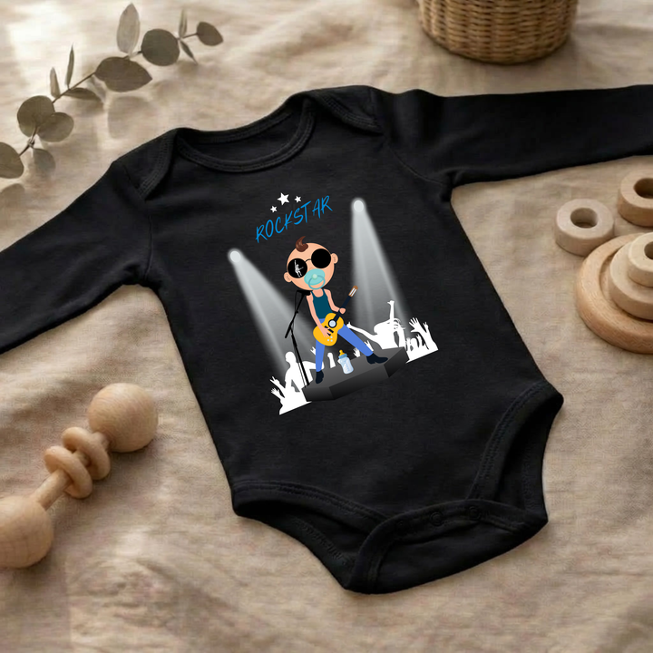 Schwarzer Baby Body langarm für Jungs im Flat Lay mit Rockstar Design, Baby Kleidung für Herbst und Winter mit Rock and Roll Motiv von TIMMY &amp; MIMMY