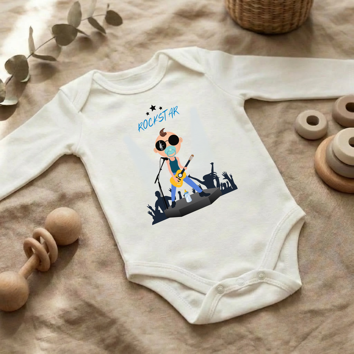 Weißer Baby Body langarm für Jungs im Flat Lay mit Rockstar Design, Baby Kleidung für Herbst und Winter mit Rock and Roll Motiv von TIMMY &amp; MIMMY