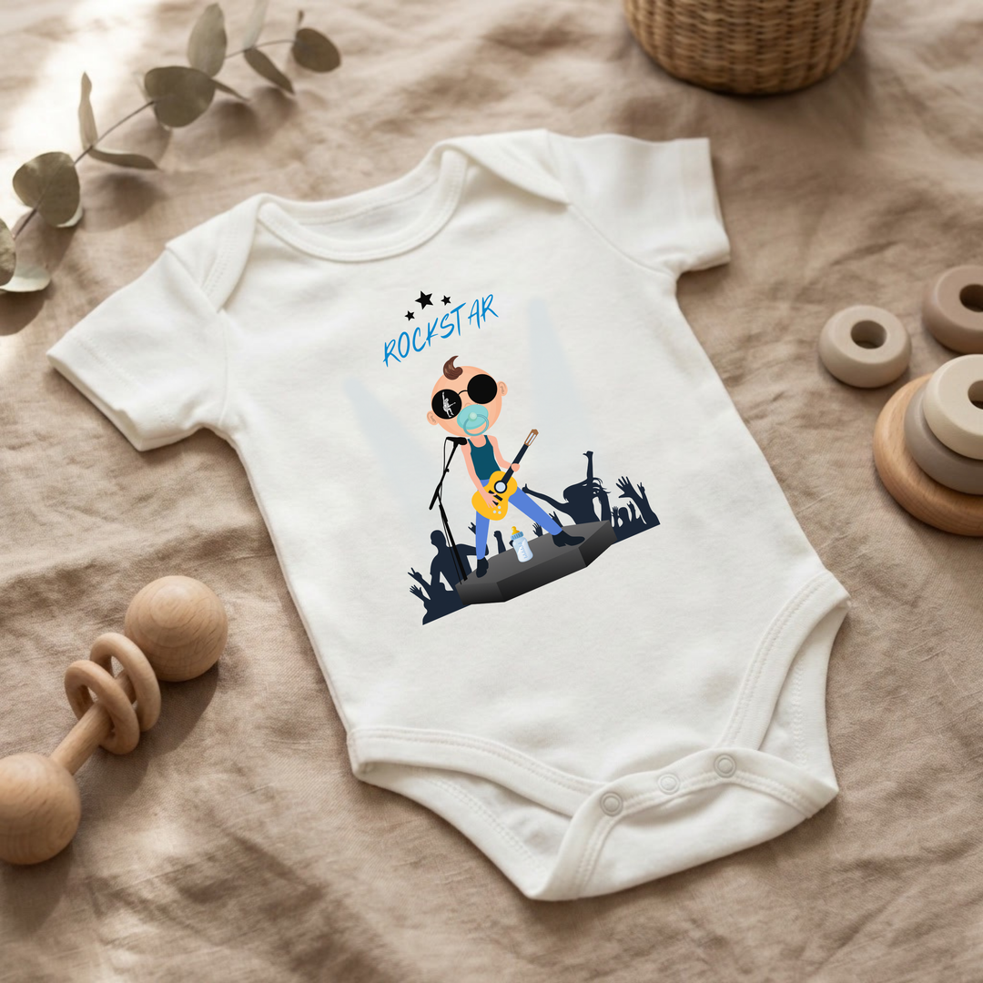 Weißer Baby Body für Jungs mit Rockstar Design im Flat Lay, Baby Kleidung mit Rock and Roll Motiv, Geschenkidee für Babys von der Baby und Kleinkind- Brand TIMMY &amp; MIMMY