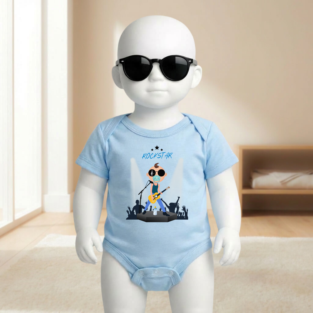 Baby Body hellblau für Jungs mit Rockstar Motiv am Baby- Mannequin getragen, stylischer Babybody mit Rock and Roll Musik Design für kleine Draufgänger von der Baby- und Kindermarke TIMMY &amp; MIMMY
