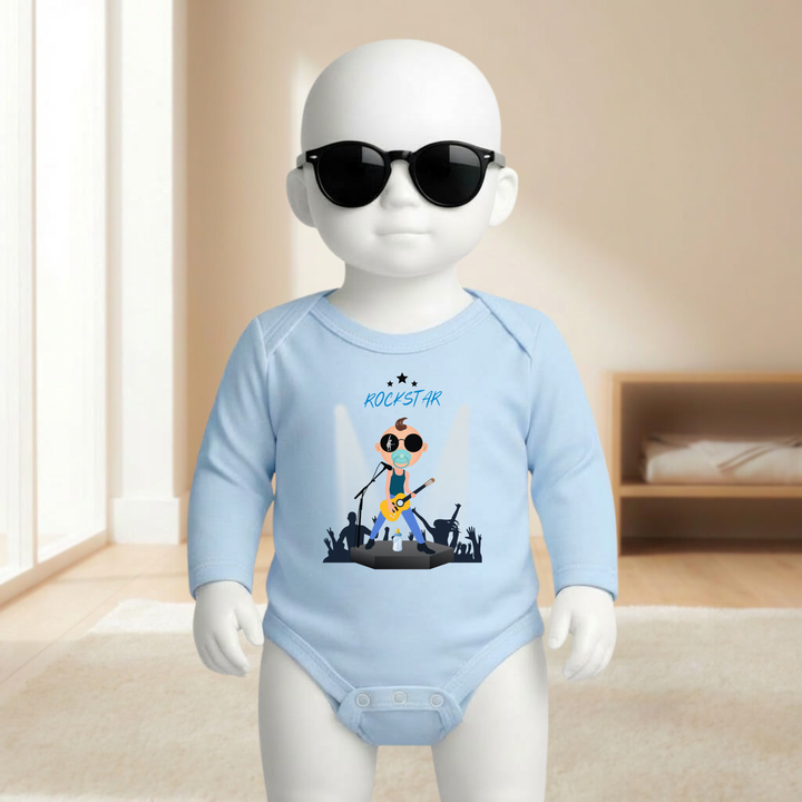 Baby Body hellblau langarm für Jungs mit Rocker- Motiv am Mannequin getragen, stylischer Babybody mit Rockstar Design für kleine Entertainer von TIMMY &amp; MIMMY